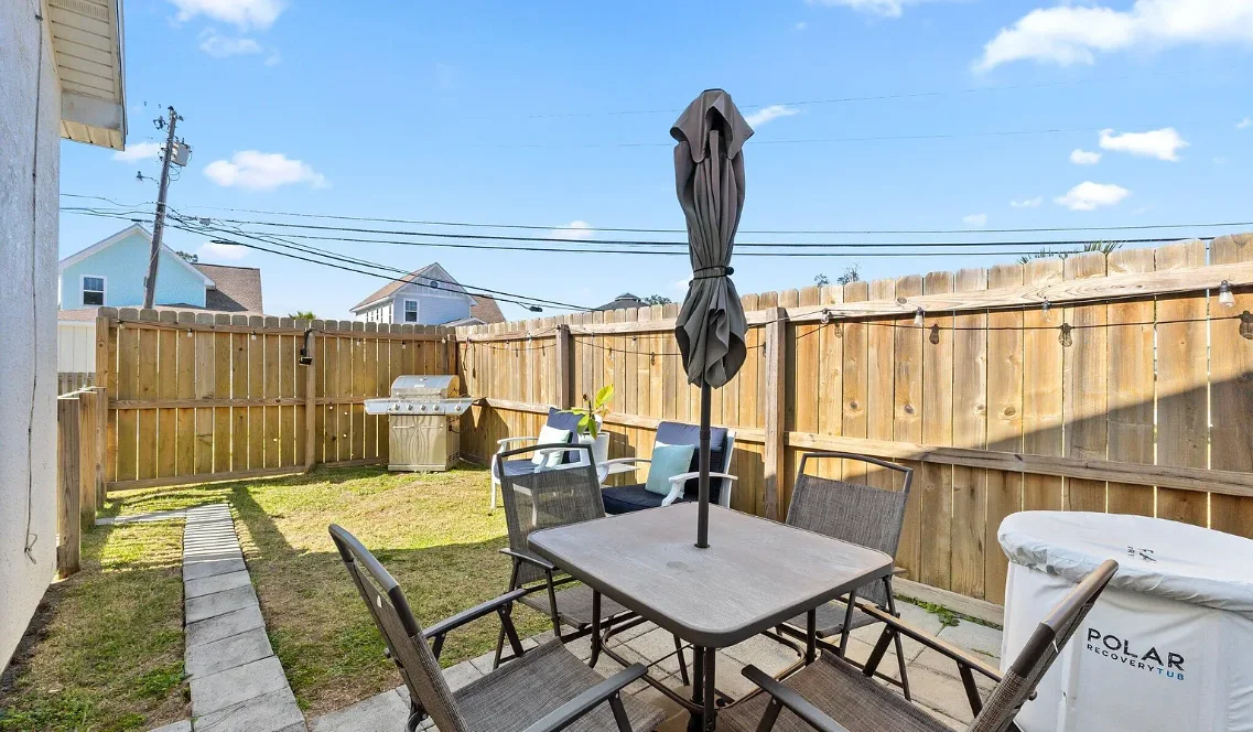 Private outdoor area at 6321