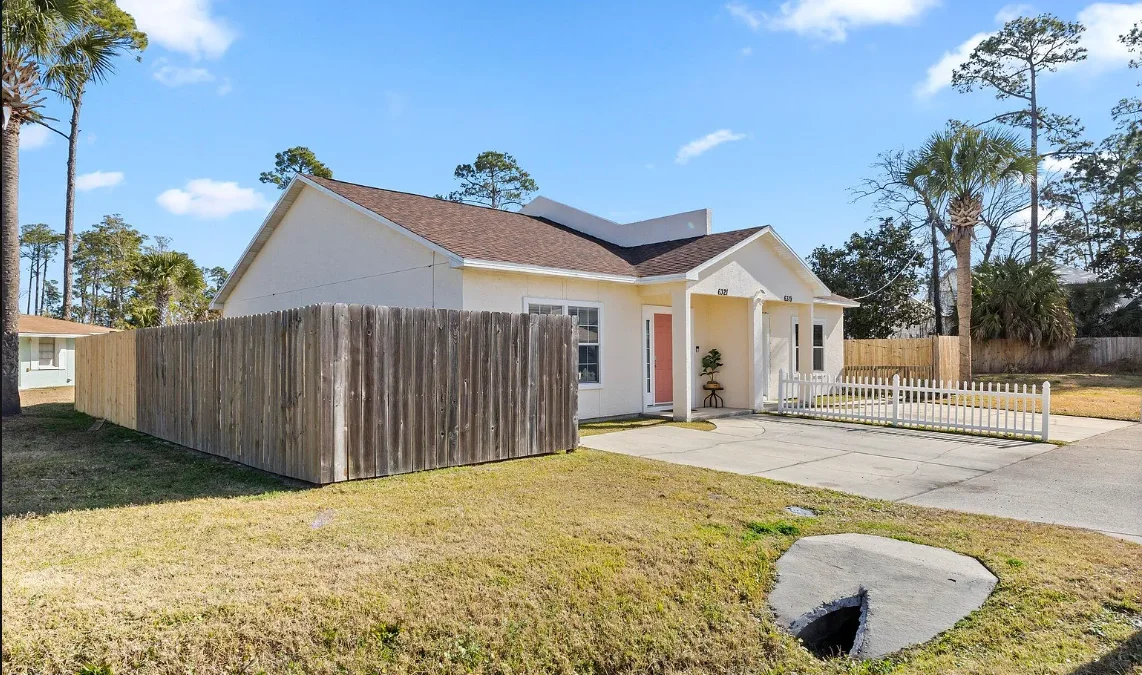 Poinciana Palms home and fenced yard in the Florida sunshine